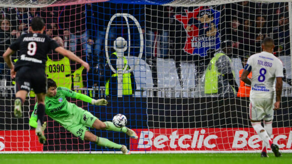 Corentin Tolisso ratant son penalty lors d'OL - Strasbourg