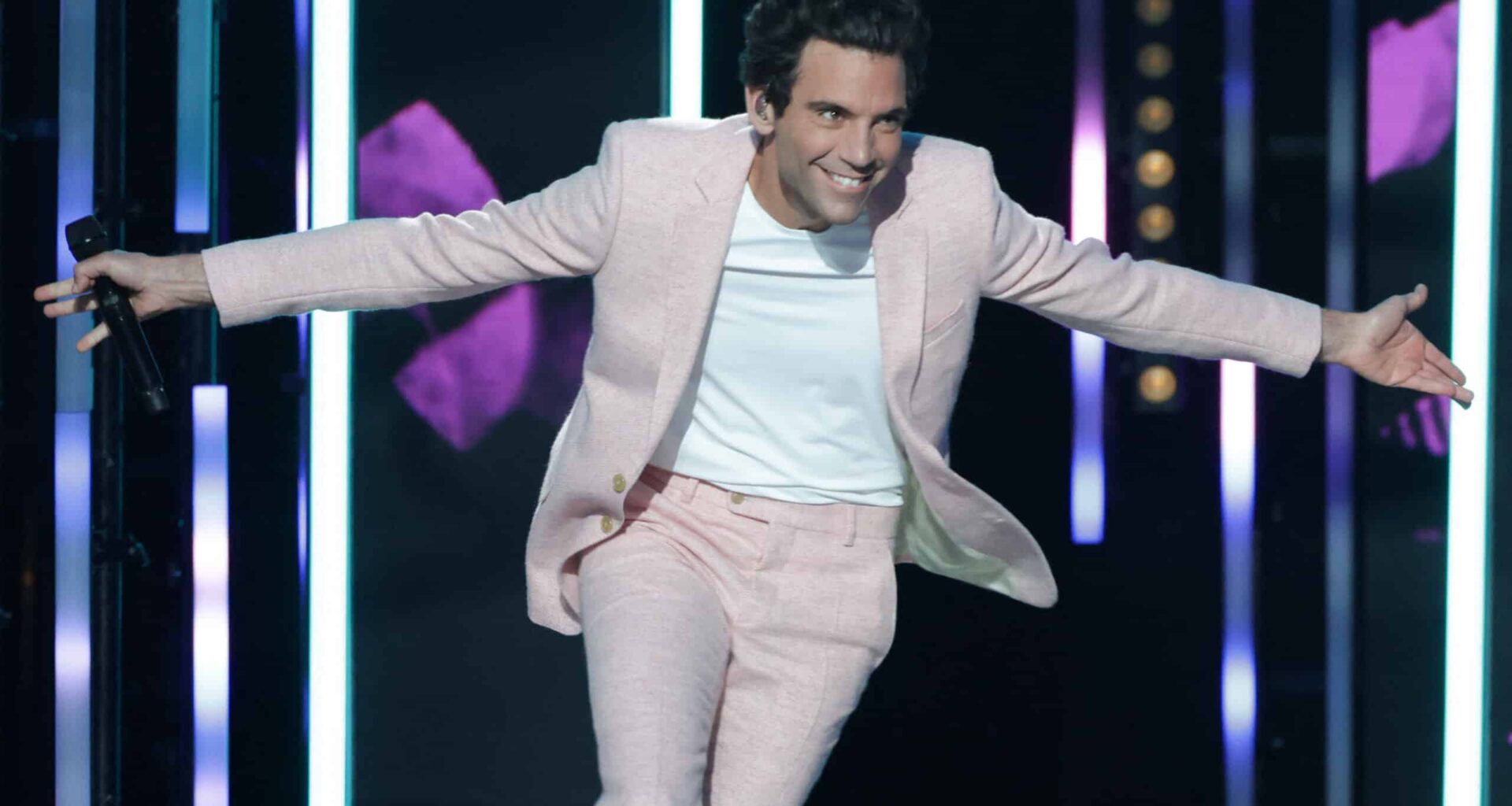 Mika crée la surprise dans un village de la Sarthe : sa présence au mariage de sa sœur a fait sensation