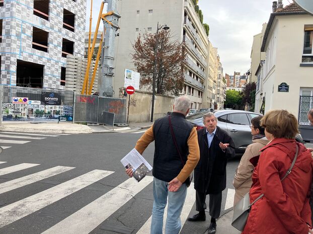 Paris (XIVe), ce samedi. À l'angle de la rue Hallé et de la rue Rémy-Dumoncel, dans l'ancienne maison du Carrier, un projet immobilier a fait disparaître un petit jardin malgré la mobilisation des riverains. LP/M.-A.G.