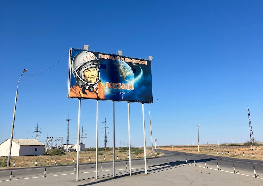Affiche représentant le cosmonaute soviétique Youry Gagarine, sur le territoire du cosmodrome de Baïkonour.