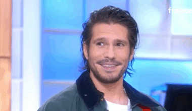 “C’est embarrassant” : François Civil très gêné après une révélation dans C à vous (VIDEO)