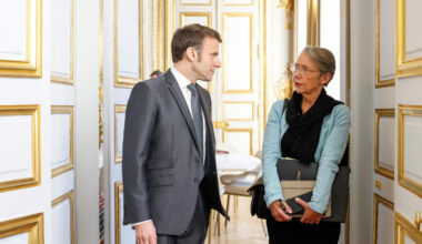 « C’est douloureux pour nous tous » : Macron tente de rassurer les siens après la suspension de la réforme des retraites