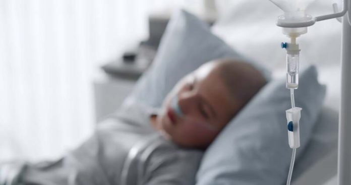 Cancers chez les jeunes pourquoi la génération montante paie de plus en plus le prix de la maladie Ma Santé Une jeune femme à l'hôpital pendant son traitement contre un cancer.