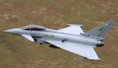 L’Allemagne a validé l’achat de 20 avions Eurofighter auprès d’Airbus pour environ 3,75 milliards d’euros. Livraisons prévues entre 2031 et 2034, avec des équipements de guerre électronique avancés. Cet investissement réaffirme le rôle clé de l’Eurofighter dans la stratégie de Défense allemande et européenne. Wikipedia