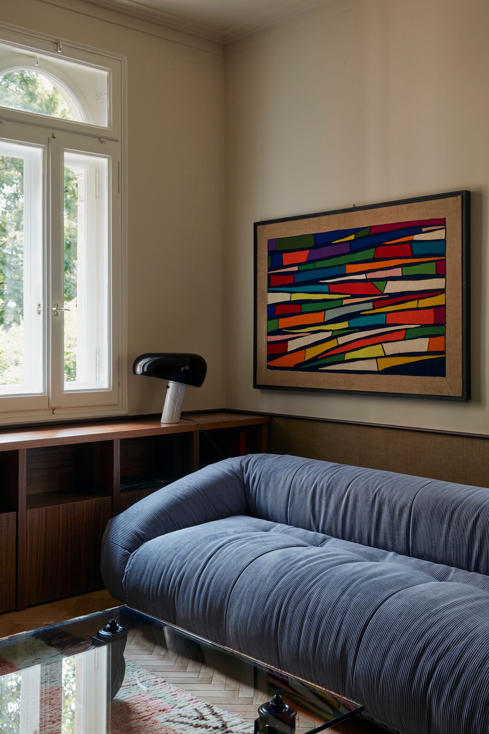 lampada flos divano blu