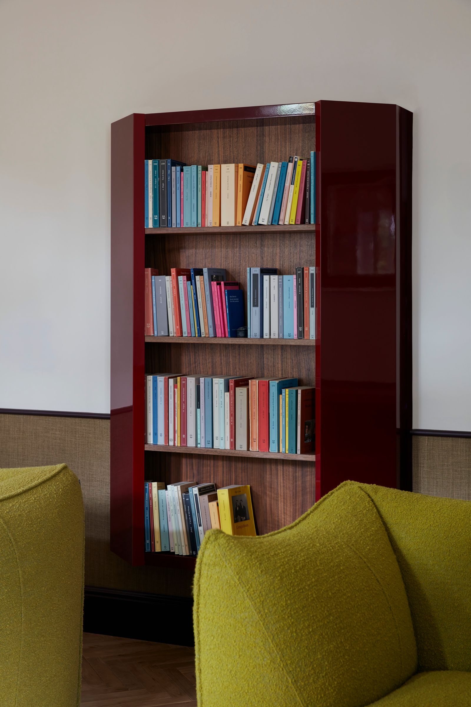 libreria in legno poltrone verdi