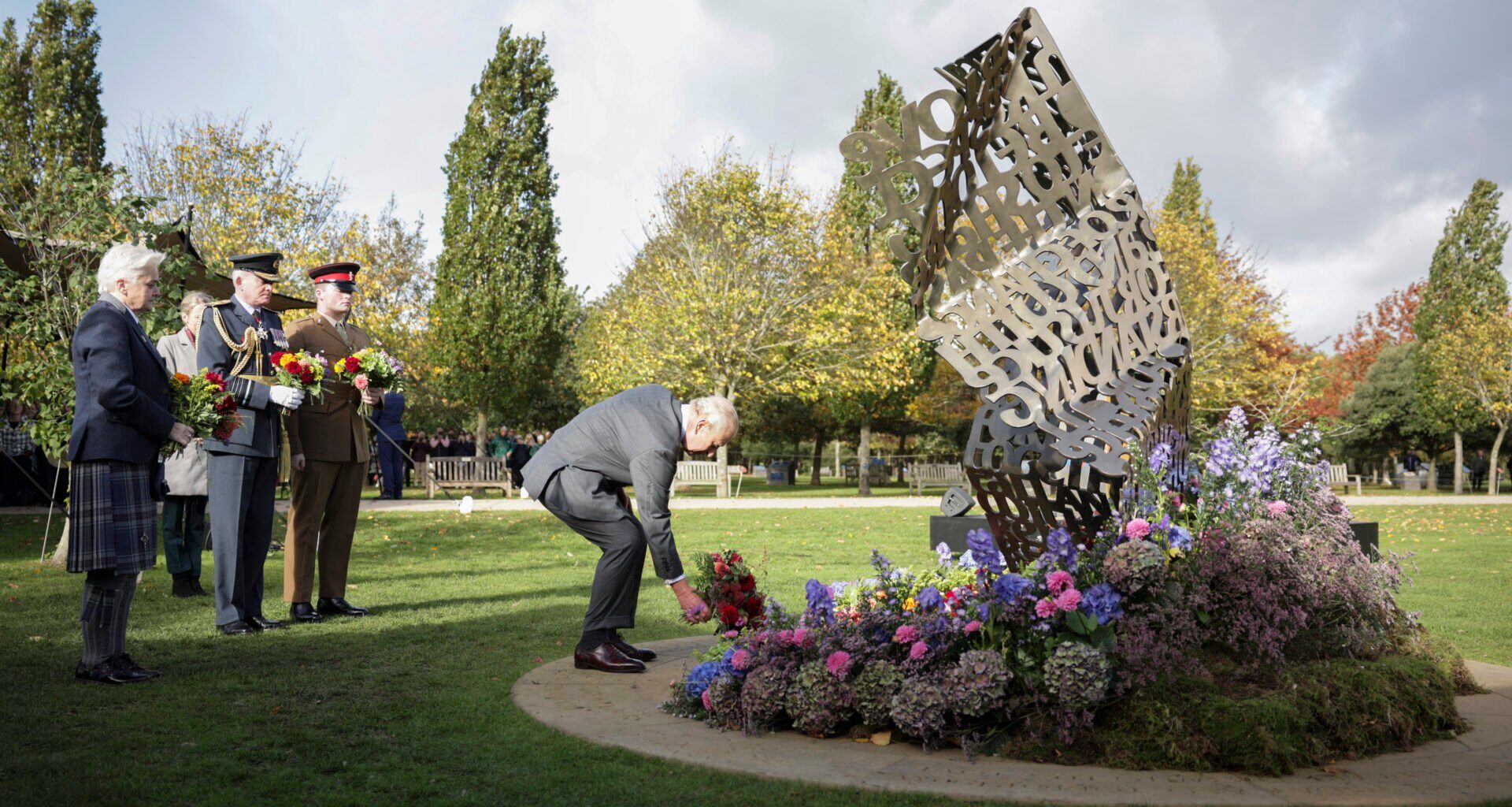 Le roi Charles inaugure le premier monument britannique en hommage aux militaires LGBTQ+ exclus sous l’interdiction gaie