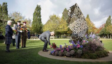 Le roi Charles inaugure le premier monument britannique en hommage aux militaires LGBTQ+ exclus sous l’interdiction gaie
