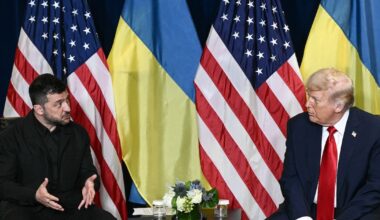 Donald Trump (à droite) échange avec le président ukrainien Volodymyr Zelensky en marge de l'Assemblée générale de l'ONU, le 23 septembre 2025 à New York