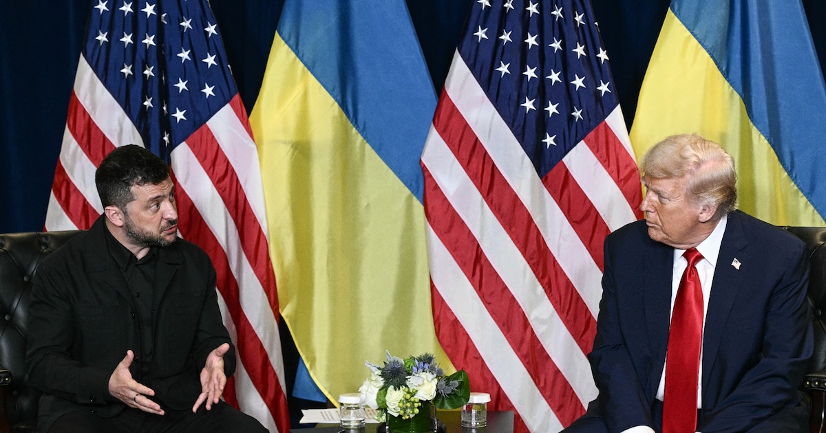 Donald Trump (à droite) échange avec le président ukrainien Volodymyr Zelensky en marge de l'Assemblée générale de l'ONU, le 23 septembre 2025 à New York