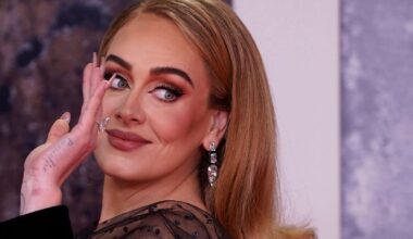 « Des contenus médiocres créés par des escrocs » : non, Adele n’a pas rendu hommage à Charlie Kirk dans une chanson