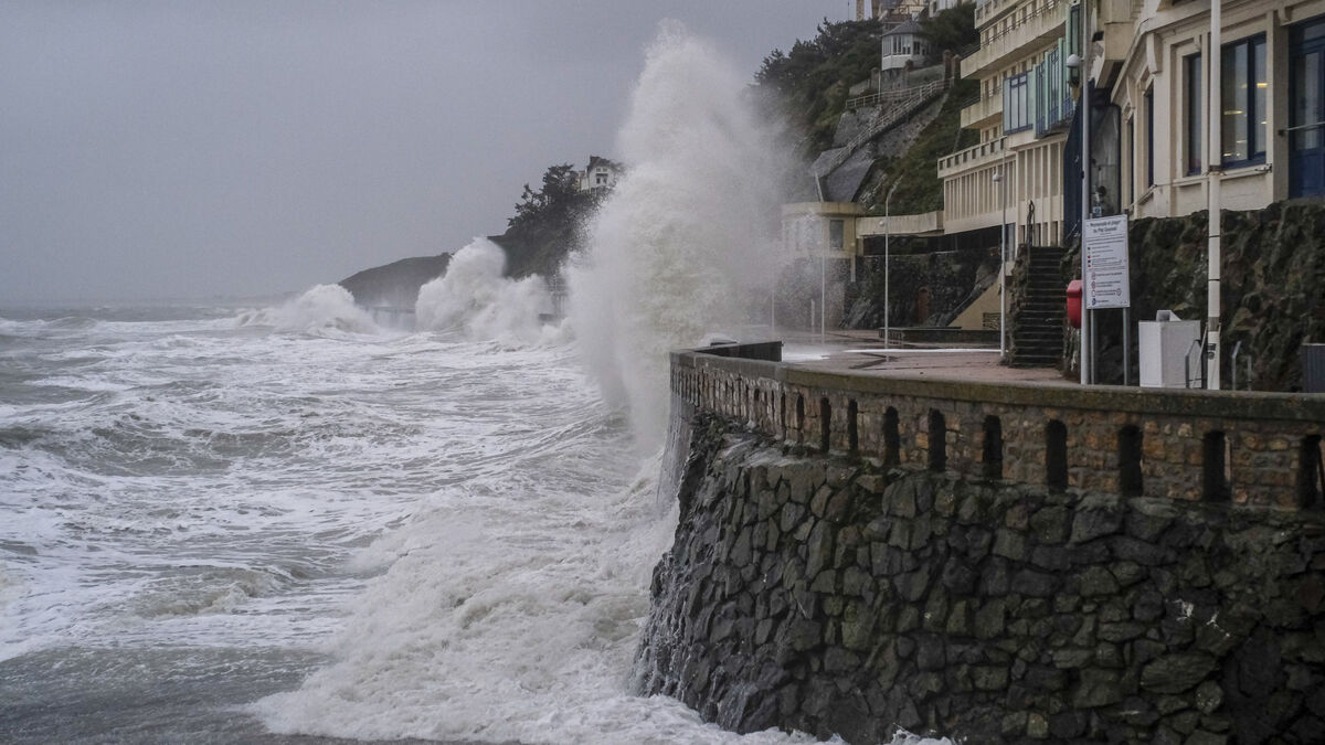 Une « bombe météorologique » : à quoi s’attendre pour la tempête qui va toucher la France à partir de jeudi