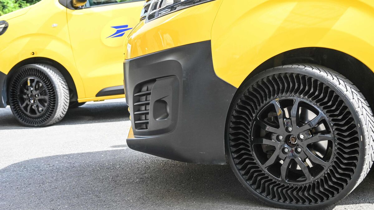 Deux colis piégés visant des « célébrités » interceptés dans un bureau de poste après l’explosion d’un premier en Dordogne