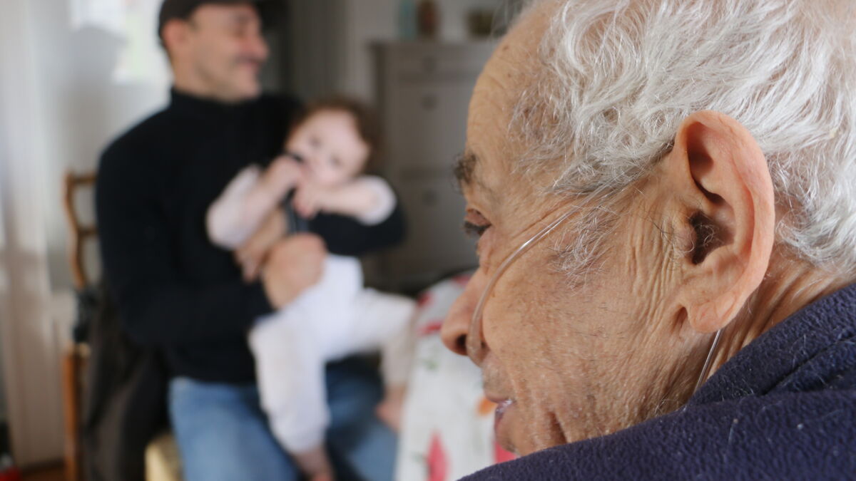 Faute de logement adapté pour les grands-parents à Paris, trois générations contraintes de cohabiter à Gentilly