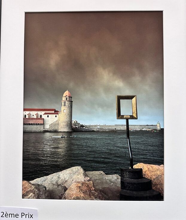 La photo qui a obtenu le 2e prix : le clocher de Collioure perdu dans un inquiétant ciel de cendres et de fumées le jour du méga feu de l'été dans les Corbières.  DR