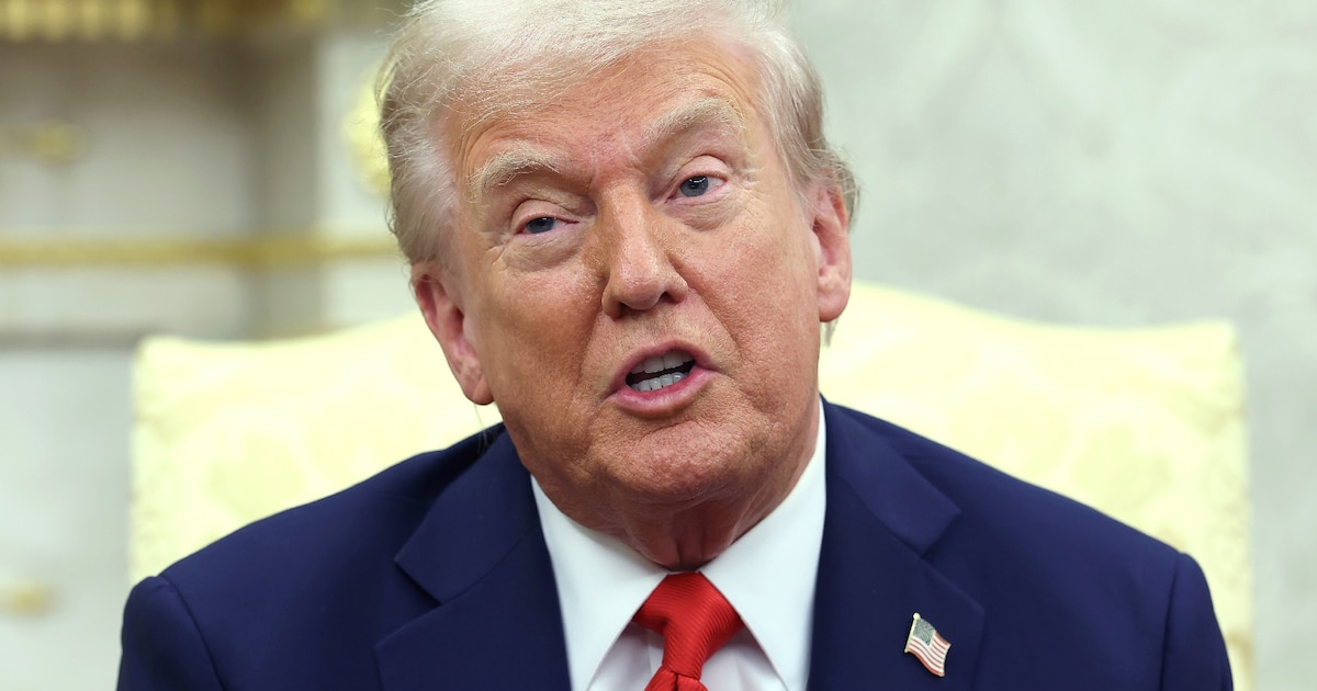 Le président américain Donald Trump s'exprime dans le bureau ovale de la Maison Blanche, à Washington, le 9 octobre 2025