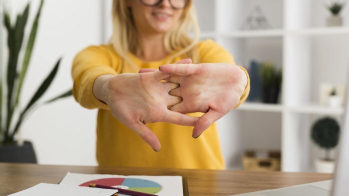 Faire craquer ses doigts provoque-t-il vraiment de l’arthrose Ma santé Une femme qui fait craquer ses doigts.
