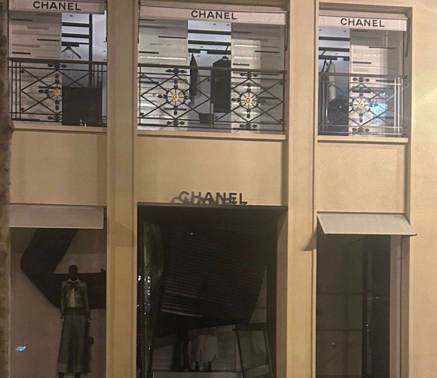 La boutique Chanel attaquée à la voiture bélier, dans le 8e à Paris. Photo © Valeurs actuelles