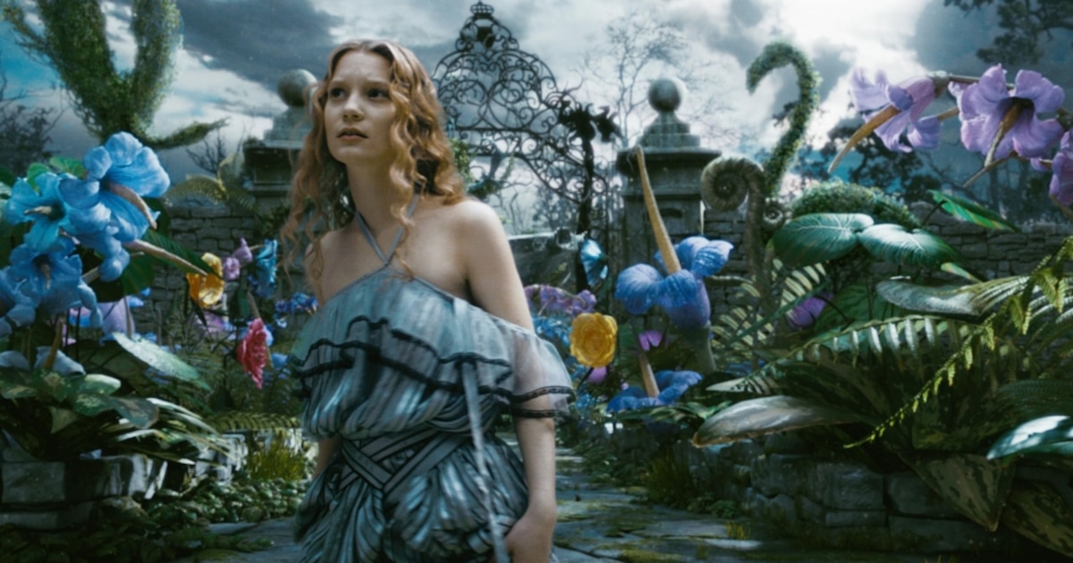 Poétique Mia Wasikowska, en robe à volants rayée de noir, dans l'Alice au pays des merveilles de Tim Burton.