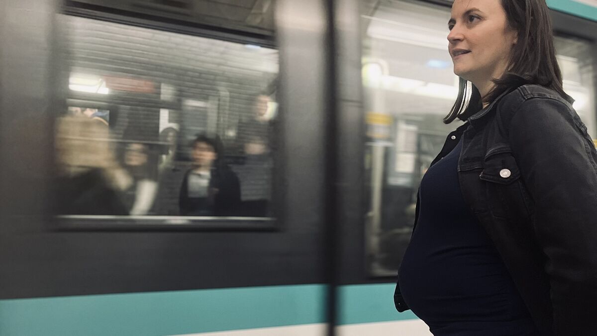 « Les transports, c’était le pire pendant ma grossesse » : prendre le métro parisien enceinte, quelle angoisse !