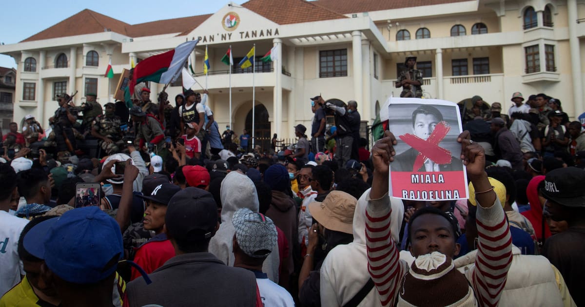 A Madagascar, un contingent militaire allié aux manifestants affirme avoir pris le contrôle des forces armées – Libération