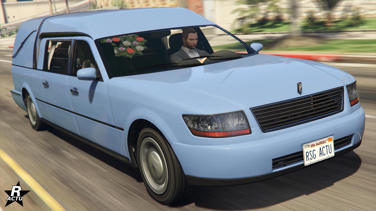 Vue avant du Chariot Corbillard Romero dans GTA Online. Le véhicule est de couleur bleu ciel et est mouvement sur une route de Los Santos.