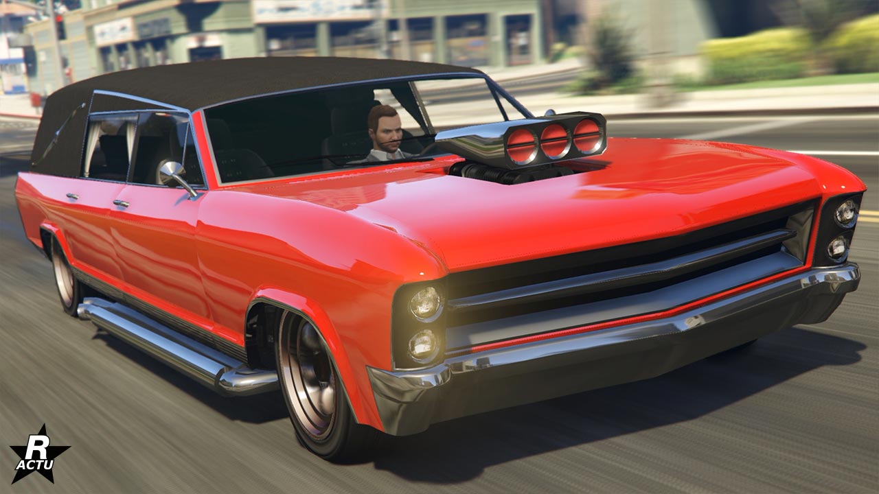 Image avant de la voiture Albany Lurcher dans GTA Online. Il s'agit d'un corbillard customisé de couleur rouge avec une partie du bloc moteur qui ressort du capot.