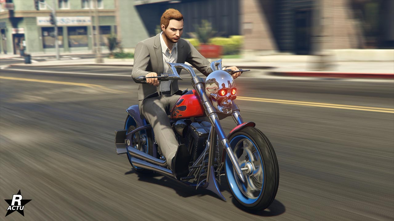 Image avant de la moto LCC Sanctus dans le jeu vidéo GTA Online. Le véhicule est de couleur mauve, à des flammes rouges sur son réservoir d'essence et a sa fourche chromée.