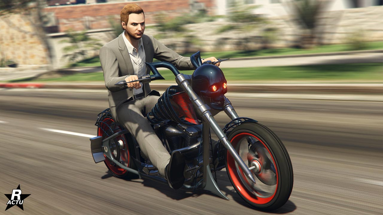 Vue avant de la moto d'halloween LCC Sanctus dans GTA Online, le véhicule est essentiellement de couleurs, mauve très foncé et rouge. Le réservoir d'essence est entouré d'éléments métalliques représentant le torse d'un squelette et sur la fourche, un crâne humain métallique est présent.