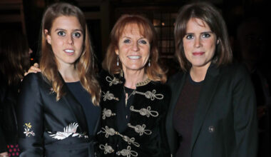 Les princesses Beatrice et Eugenie entourent leur mère, Sarah, à Londres en avril 2017.