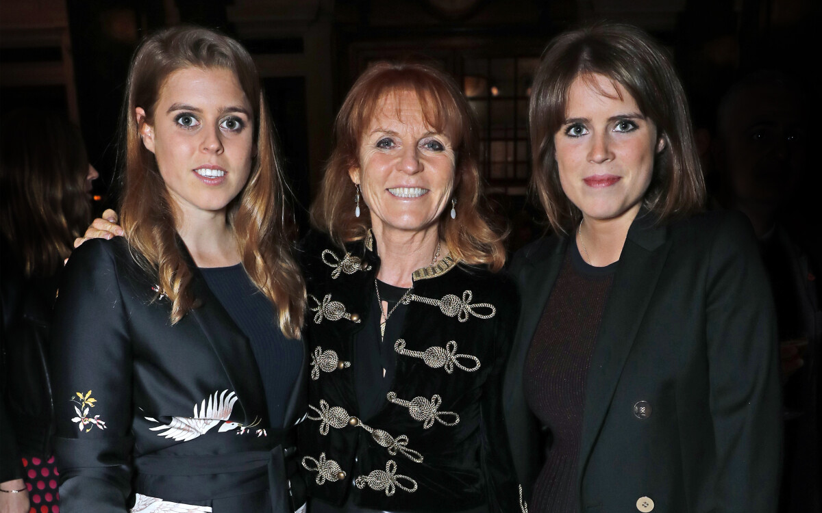 Les princesses Beatrice et Eugenie entourent leur mère, Sarah, à Londres en avril 2017.