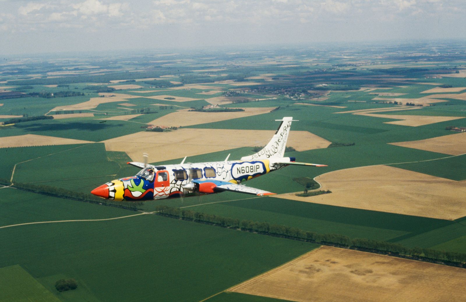 L'avion dcor par Niki de Saint Phalle dans les airs en France le 18 mai 1981.