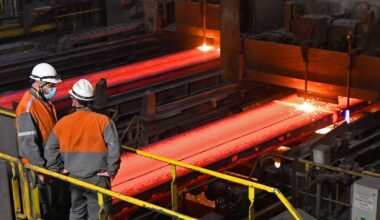 Des brames d'acier en fusion dans l'usine ArcelorMittal de Dunkerque, le 11 février 2022