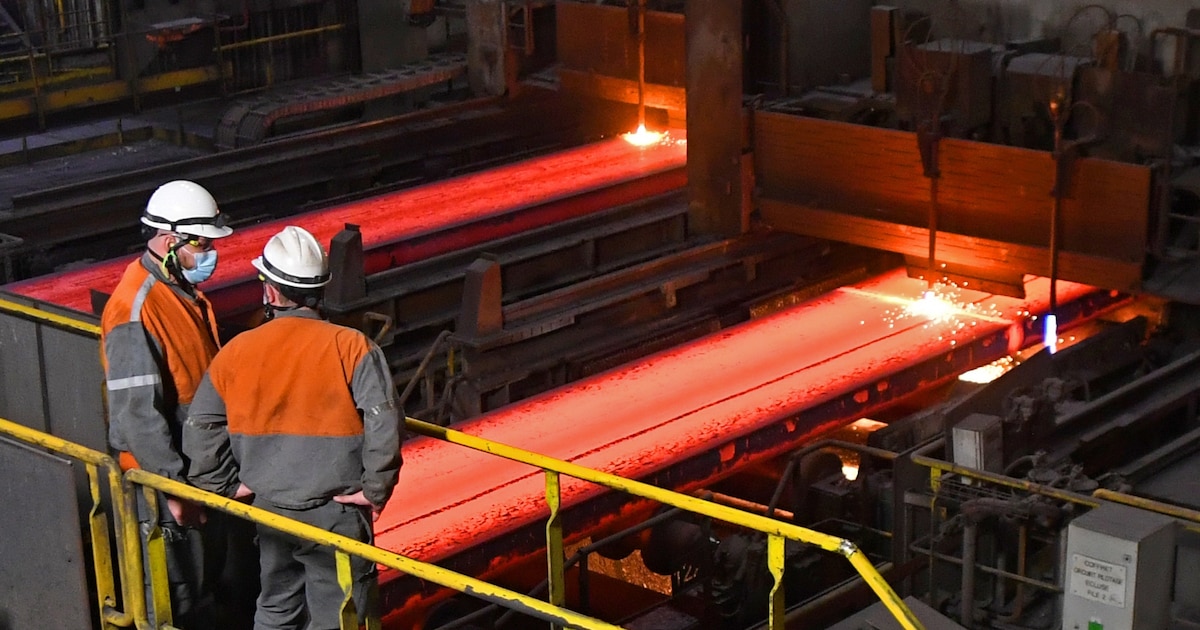 Des brames d'acier en fusion dans l'usine ArcelorMittal de Dunkerque, le 11 février 2022