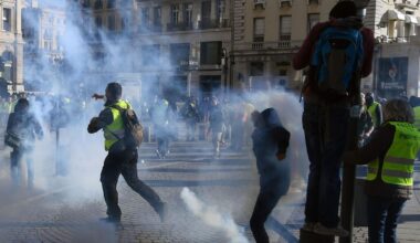 Marseille : quatre policiers déférés devant un juge, sept ans après l’agression d’une jeune femme lors du mouvement des Gilets jaunes
