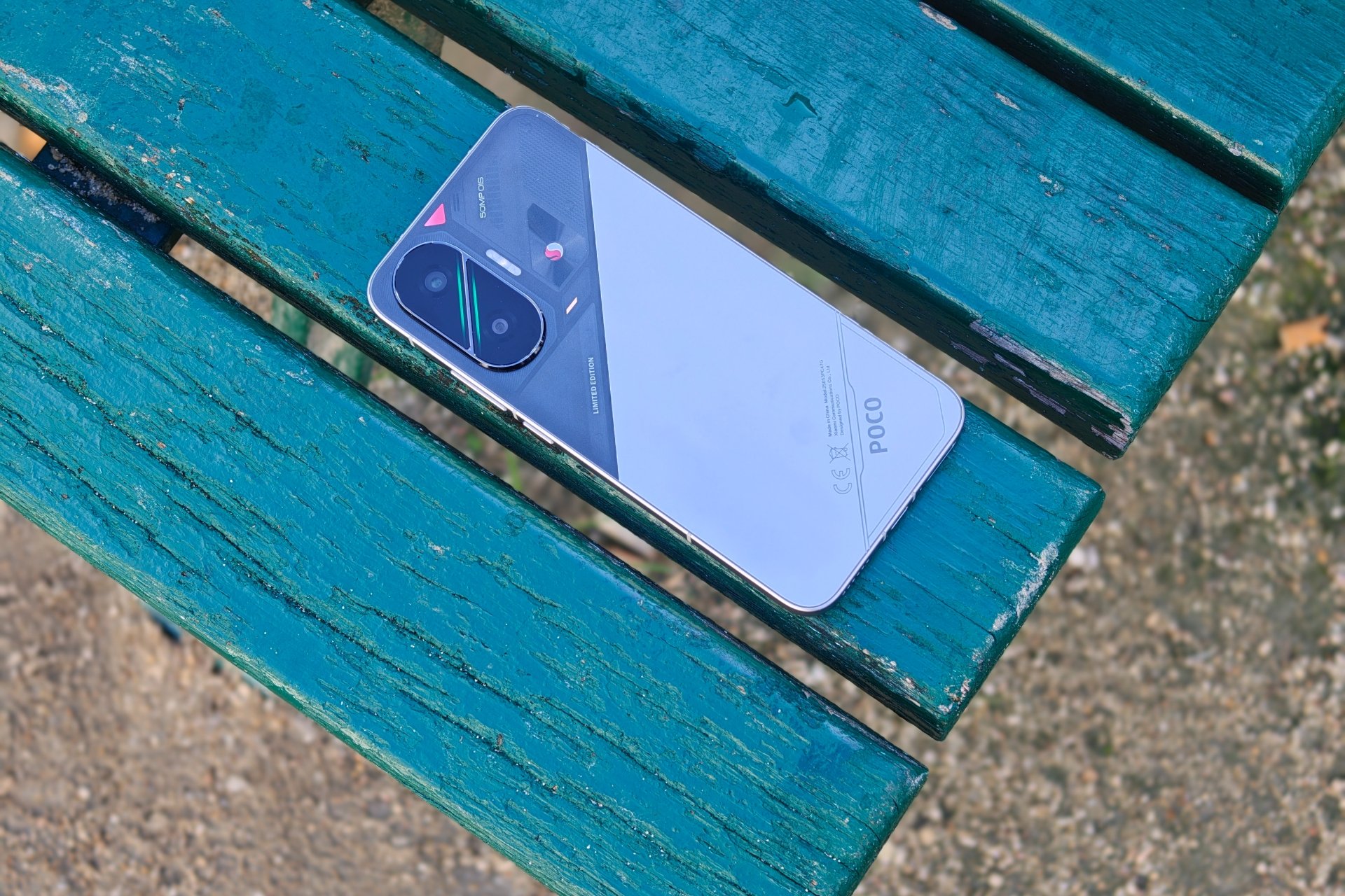 Le bloc photo ovale se sépare élégamment en deux par une touche de vert, un détail plutôt réussi. Toutefois, cette surface est assez sensible aux traces de doigts écran luminosité et reflets gaming