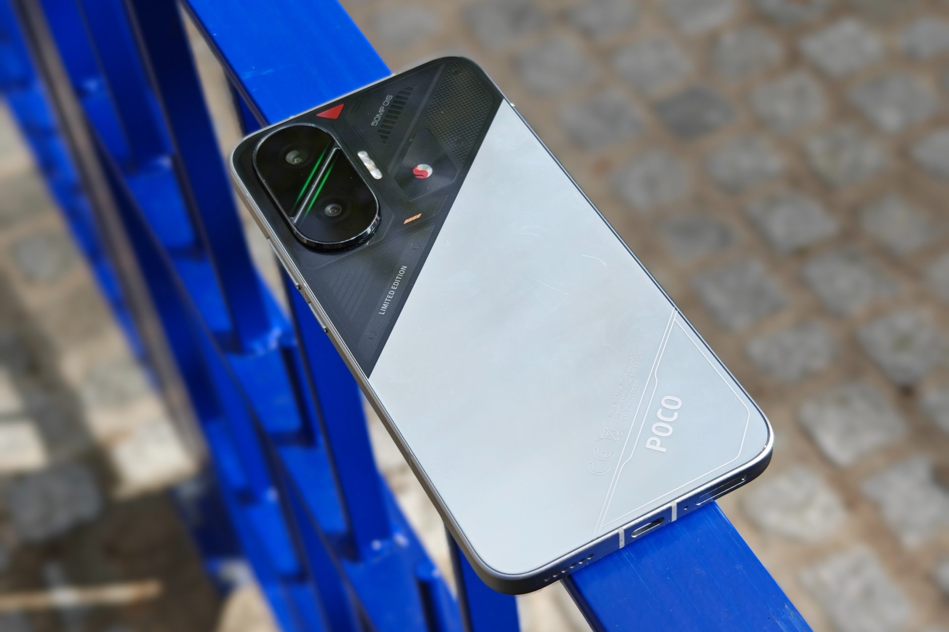 Poco F7 test trois mois Pixel 9a design