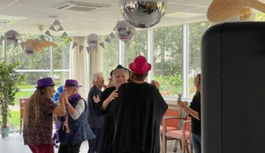 La première Boum des vieux heureux