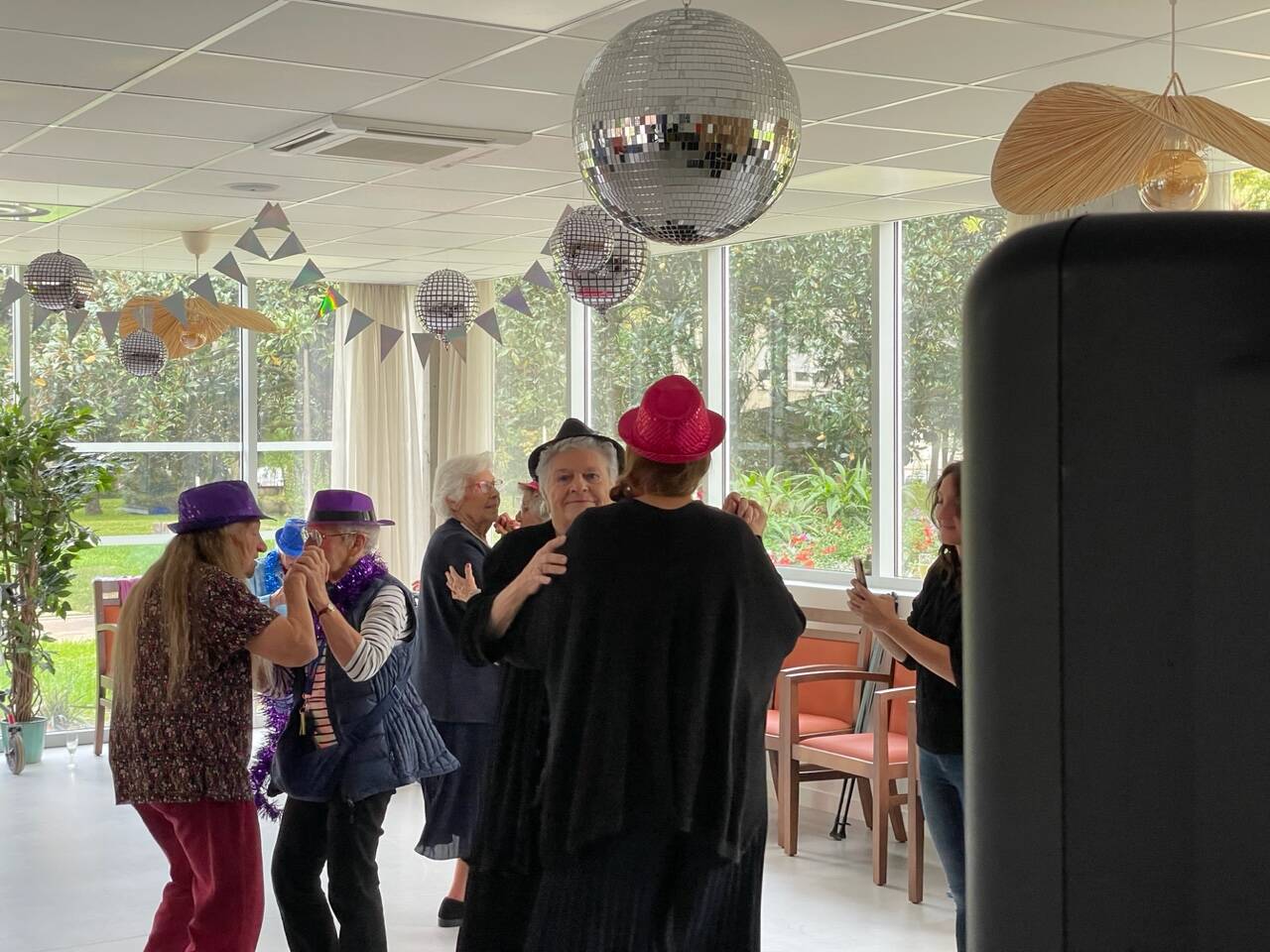 La première Boum des vieux heureux