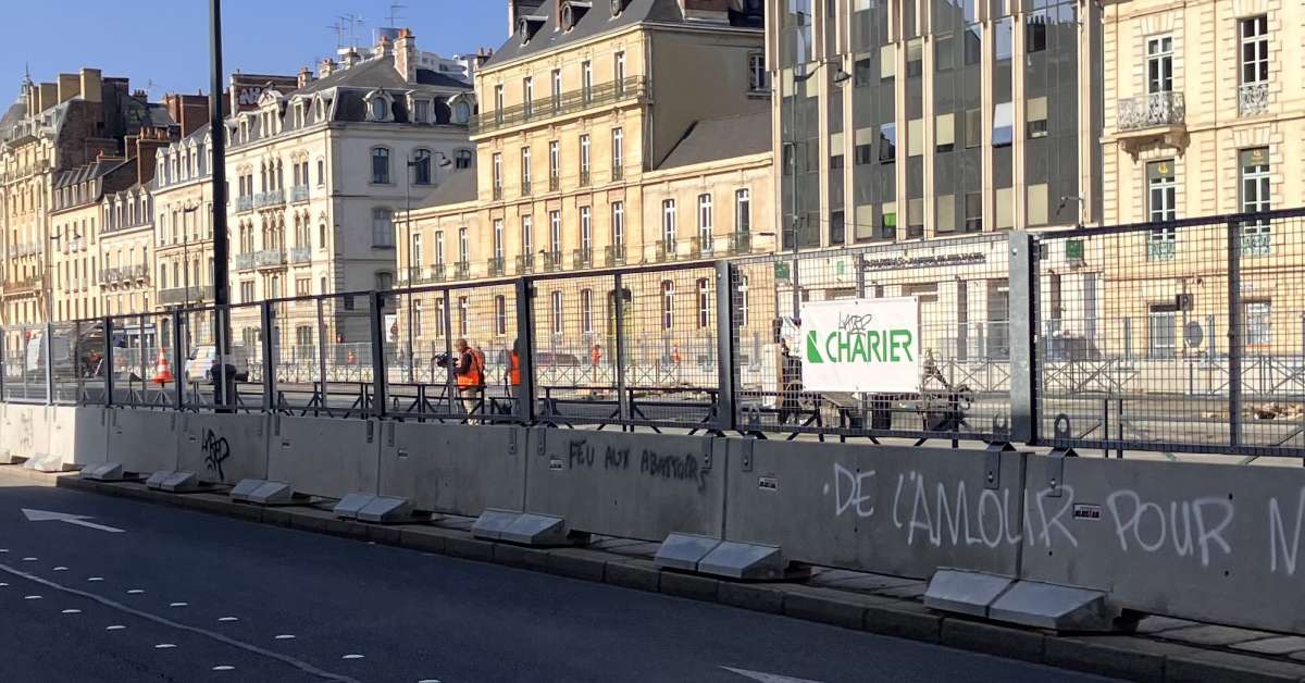 démolition du parking : les premiers jours à "charier" les gravats