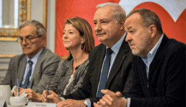 Julie Escudier (à gauche de Jean-Luc Moudenc) et Sacha Briand (à droite) font partie des cinq adjoints accusés de complicité de détournement de fonds publics. / Crédit Frédéric Scheiber