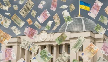 Devant le Parlement ukrainien surmonté du drapeau national, des billets d’euros et de dollars tombent du ciel, symbolisant la corruption politique et le détournement de fonds publics au cœur de la guerre d’usure entre l’Ukraine et la Russie.
