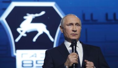 Le président russe Vladimir Poutine, s'exprimant devant les salariés d'une usine de gaz à Nijni Novgorod, le 6 décembre 2017