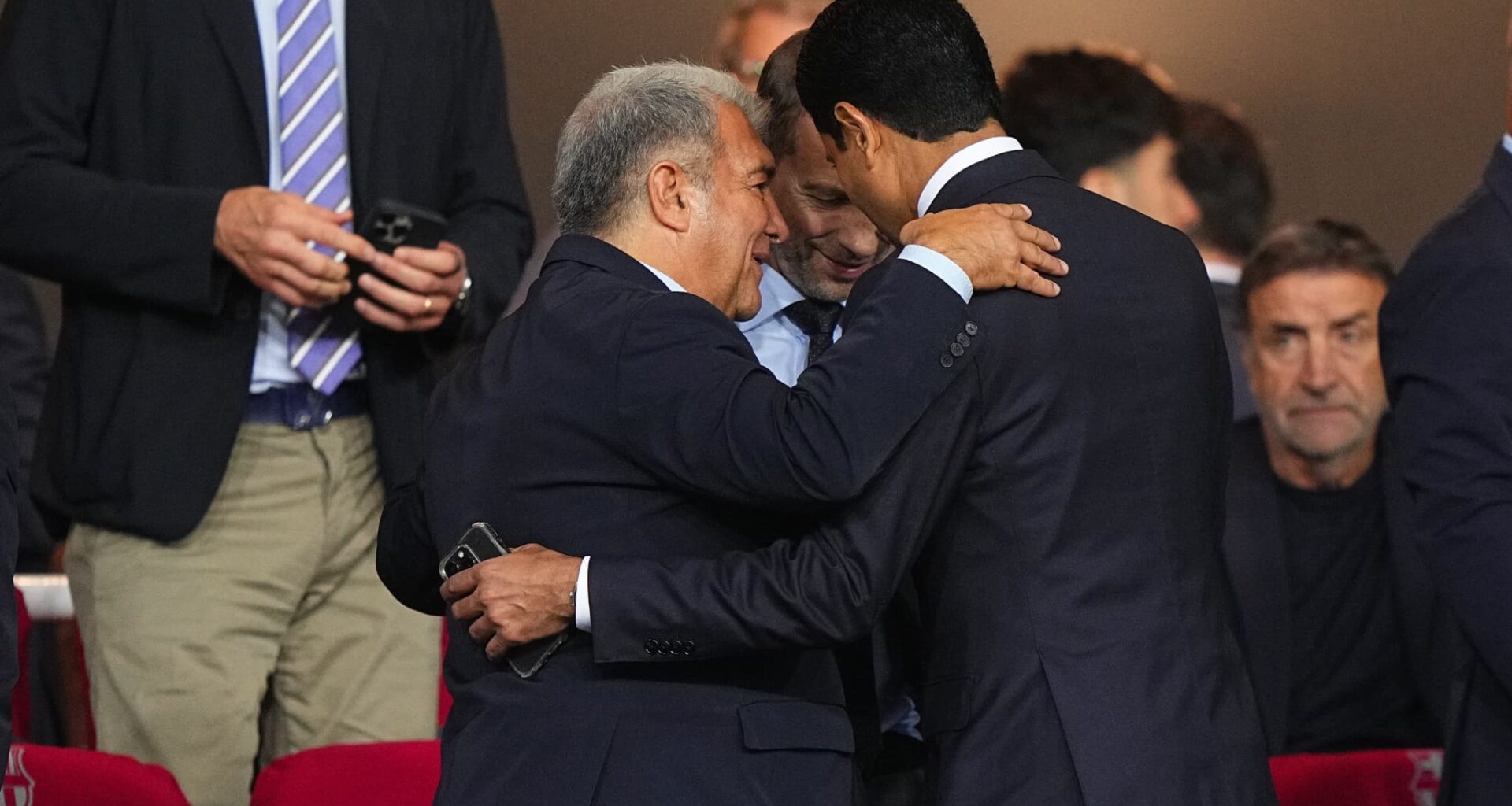 Le Barça abandonne la Super League? L'accolade très chaleureuse entre Nasser Al-Khelaïfi et Joan Laporta à l'assemblée de l'ex-ECA