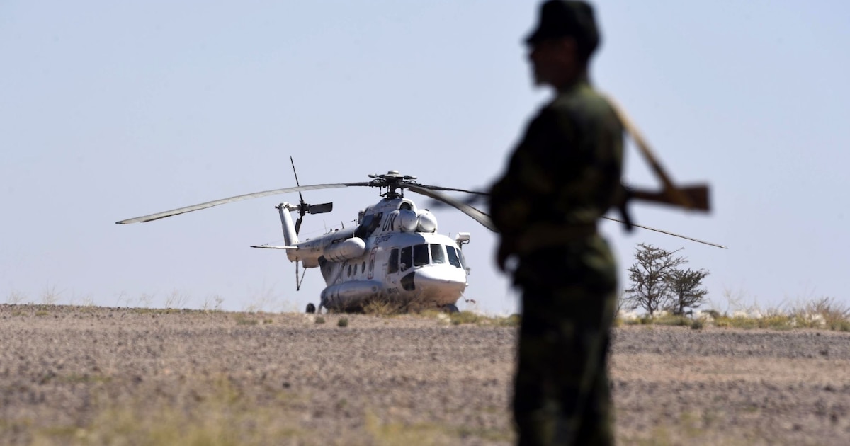Un combattant du mouvement indépendantiste sahraoui Polisario devant un hélicoptère de l'ONU à Bir-Lahlou, dans le territoire disputé du Sahara occidental, le 5 mars 2016.