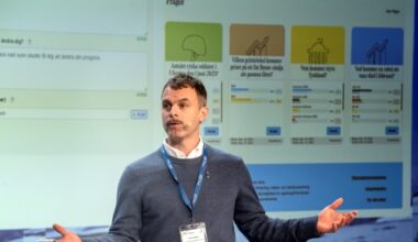 Lors de la conférence annuelle de Défense en janvier 2025, à Sälen (Suède), Ivar Ekman, du think-tank FOI, présente le projet Glimt à la haute hiérarchie militaire et au roi de Suède.