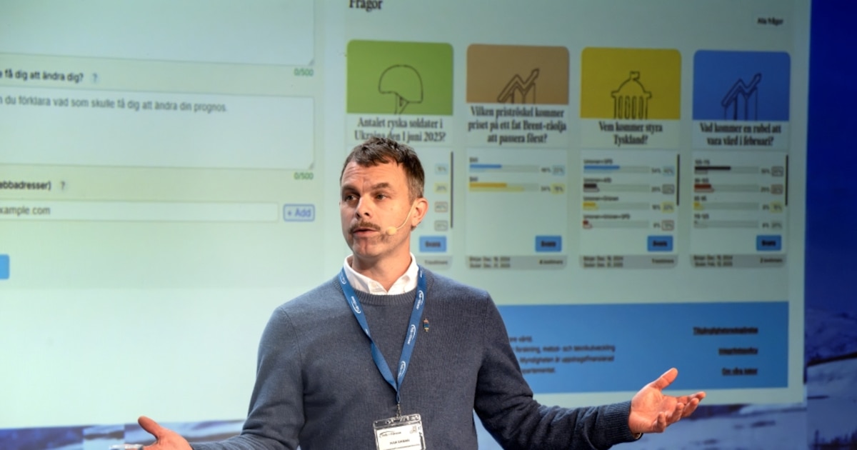 Lors de la conférence annuelle de Défense en janvier 2025, à Sälen (Suède), Ivar Ekman, du think-tank FOI, présente le projet Glimt à la haute hiérarchie militaire et au roi de Suède.