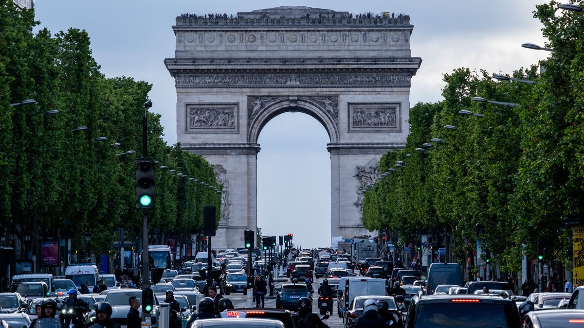 Paris : un homme évacué par hélicoptère au-dessus de l’Arc de Triomphe
