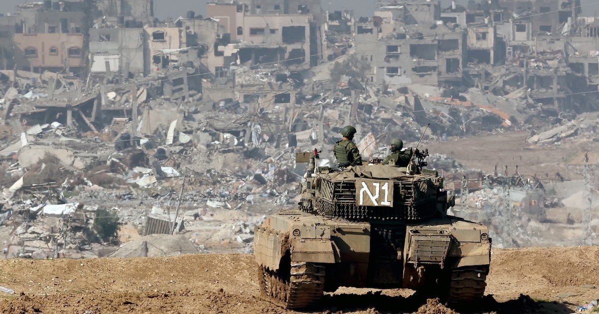 Cette photographie prise depuis une position dans le sud d'Israël montre un char israélien roulant le long de la frontière avec la bande de Gaza, le 19 janvier 2024, au milieu de batailles continues entre Israël et le groupe militant Hamas.