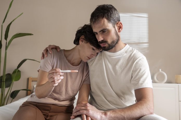 Le chlordécone la pollution menace la fértilité des femmes et leur chance d'avoir un enfant Ma Santé Un couple qui peine à avoir un enfant à cause des perturbateurs endocriniens et de la pollution.